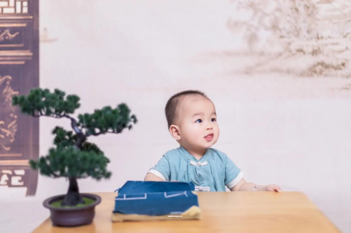 柳州怀孕肚子中间凹两边凸